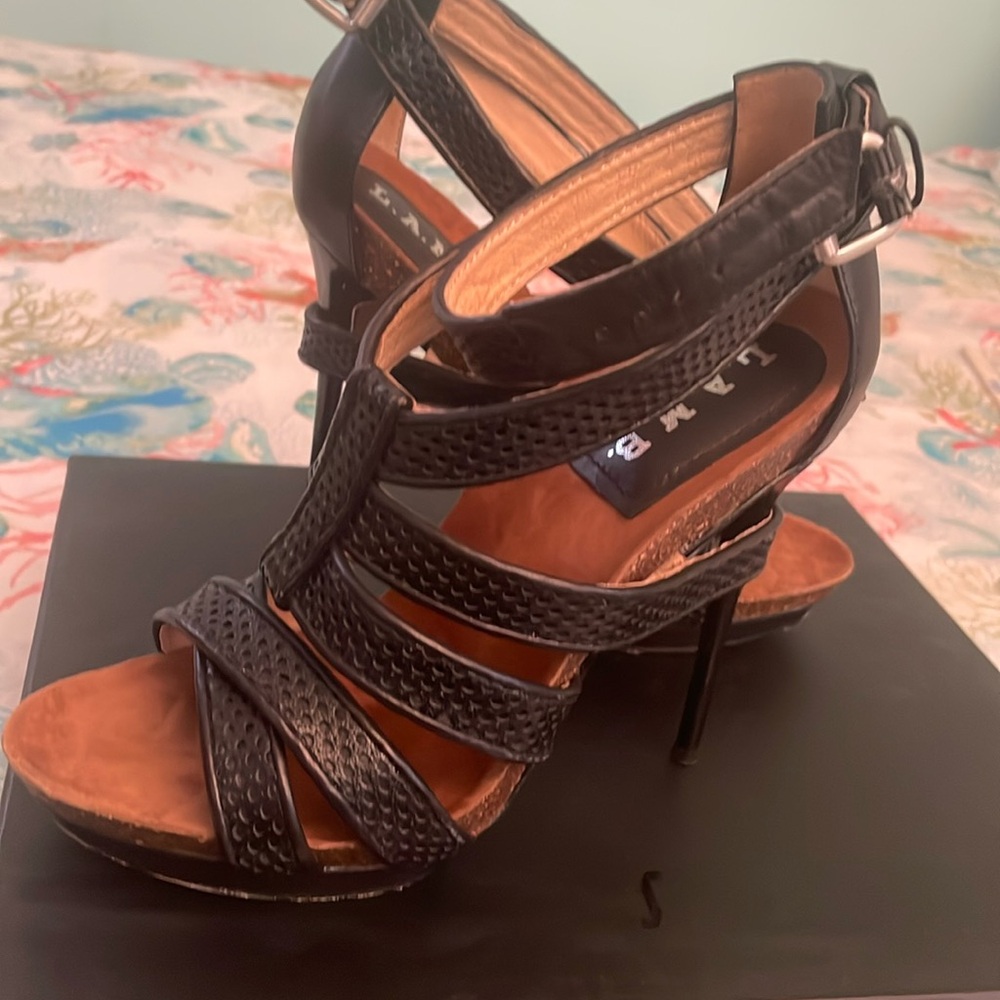 L.A.M.B stiletto heels EUC. Comes with original box and dust bag size 6